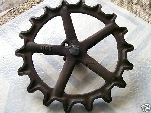 ANTIQUE JOHN DEERE CAST IRON SPROCKET / LAWN ORNAMENT  