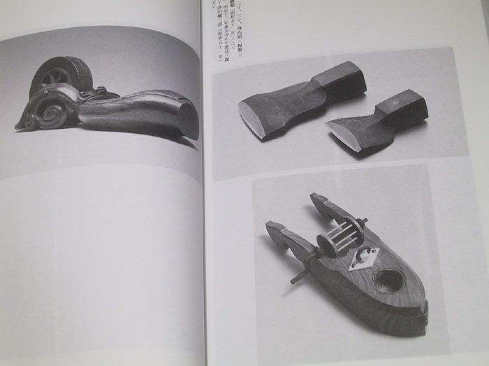 This book also features reference photos to important makers marks 