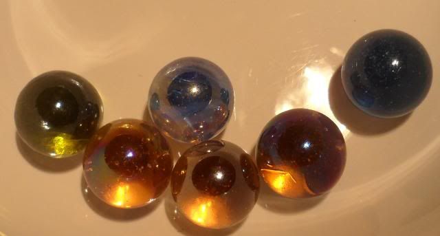 LOOSE LOT   COLLECTION OF 90 MISCELLANEOUS GLASS MARBLES  