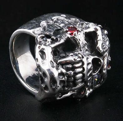 VAMPIRE SKULL RING.