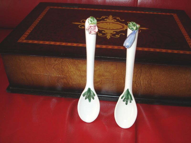 COLLECTIBLE DECORATIVE VINTAGE SPOONS  