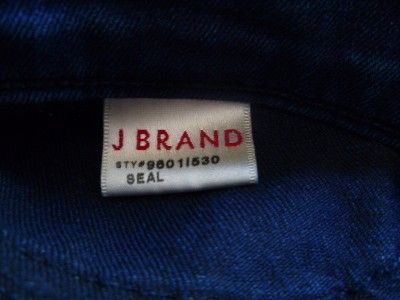   the “Deal” style (9601  530) in the color Seal. The cut is 4798