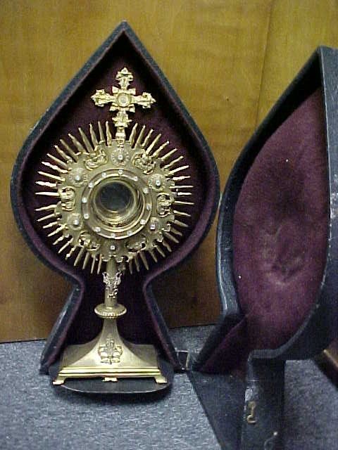 Nice older Monstrance in case w/luna +  