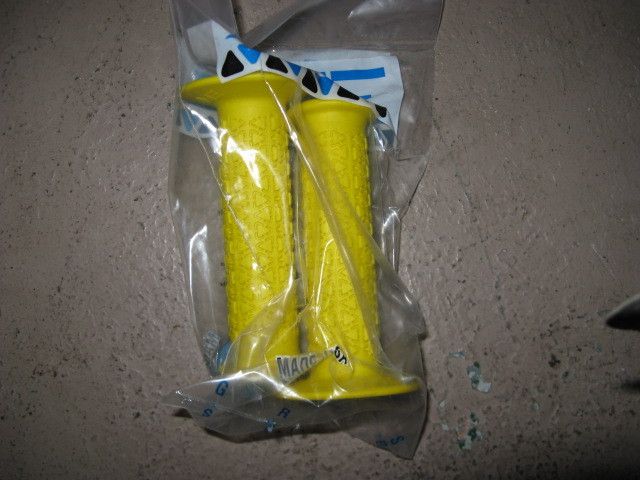 NOS NEW AME AME YELLOW HANDLEBAR TRI GRIPS BMX GT HARO  