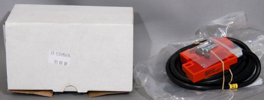 NEW ASM PN 33 123495A15 STI 44507 0340 Interlock Switch, Safety 2 NC 