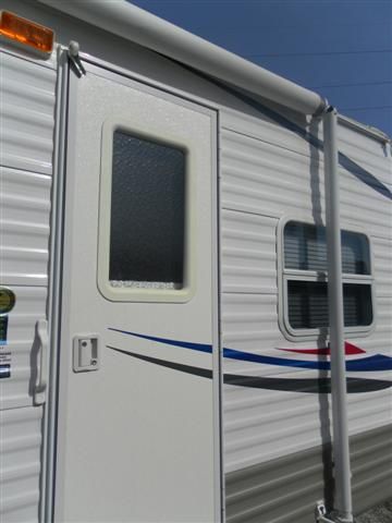 bunks w mattress door side in rear 200 lb capacity each nice closet 