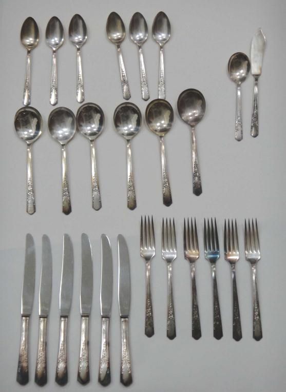 SIMEON L & GEORGE H ROGERS CO SILVERPLATE FLATWARE~26pc jasmine  